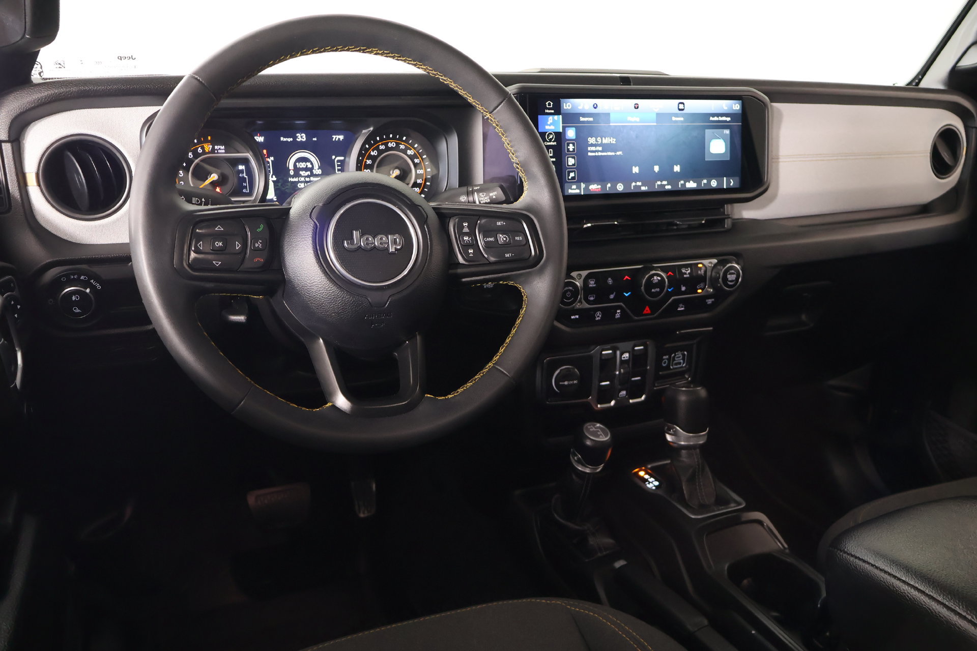 Used 2024 Jeep Gladiator Sport AWD/4WD image 2
