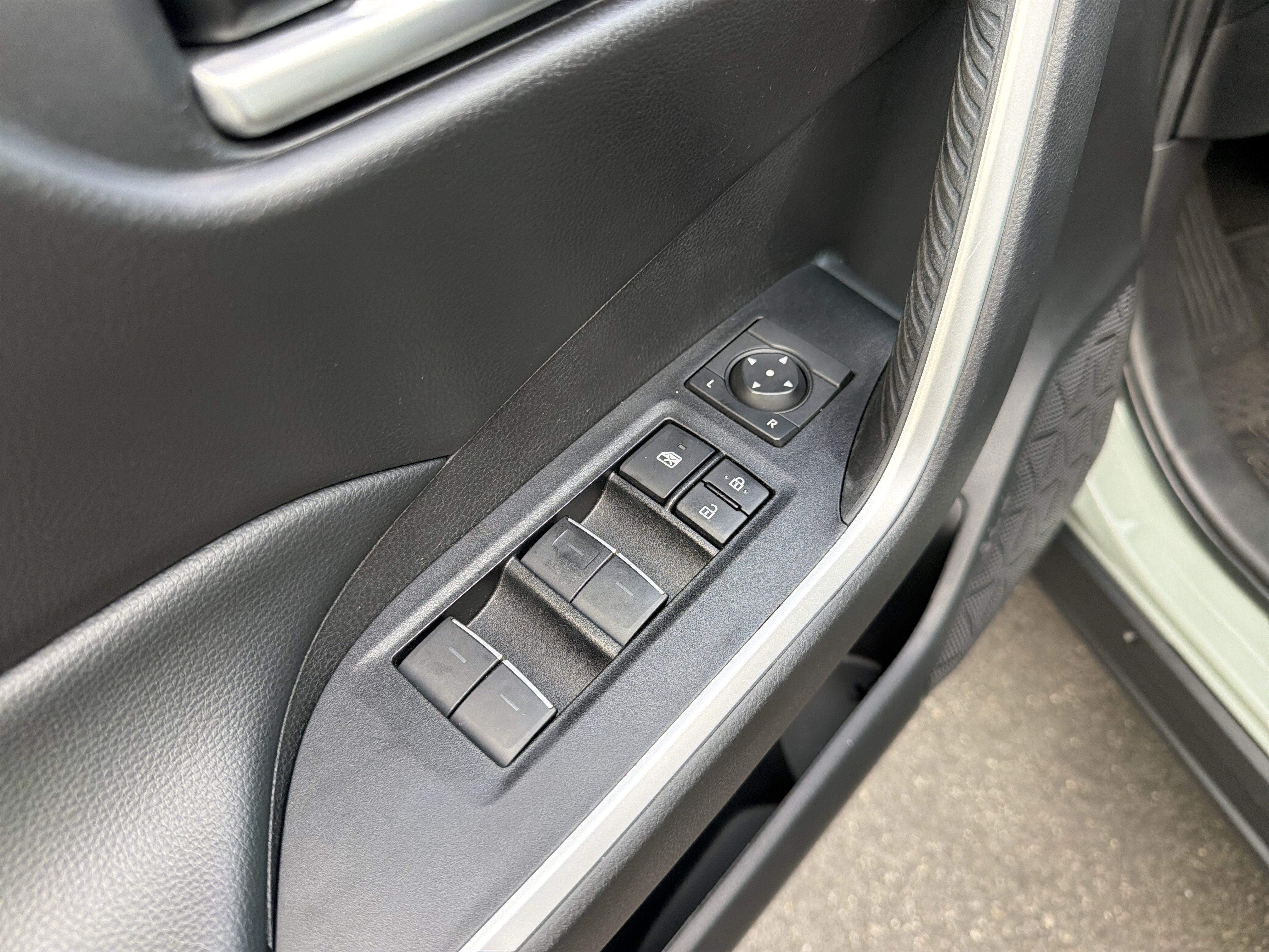 Used 2023 Toyota RAV4 XLE Premium AWD/4WD image 15