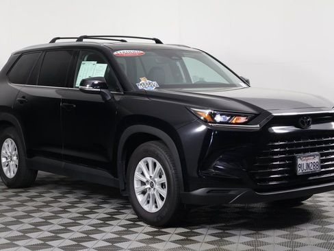 Used 2025 Toyota Grand Highlander XLE FWD image 3