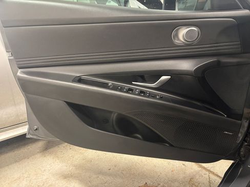 Used 2025 Hyundai Elantra Limited image 18