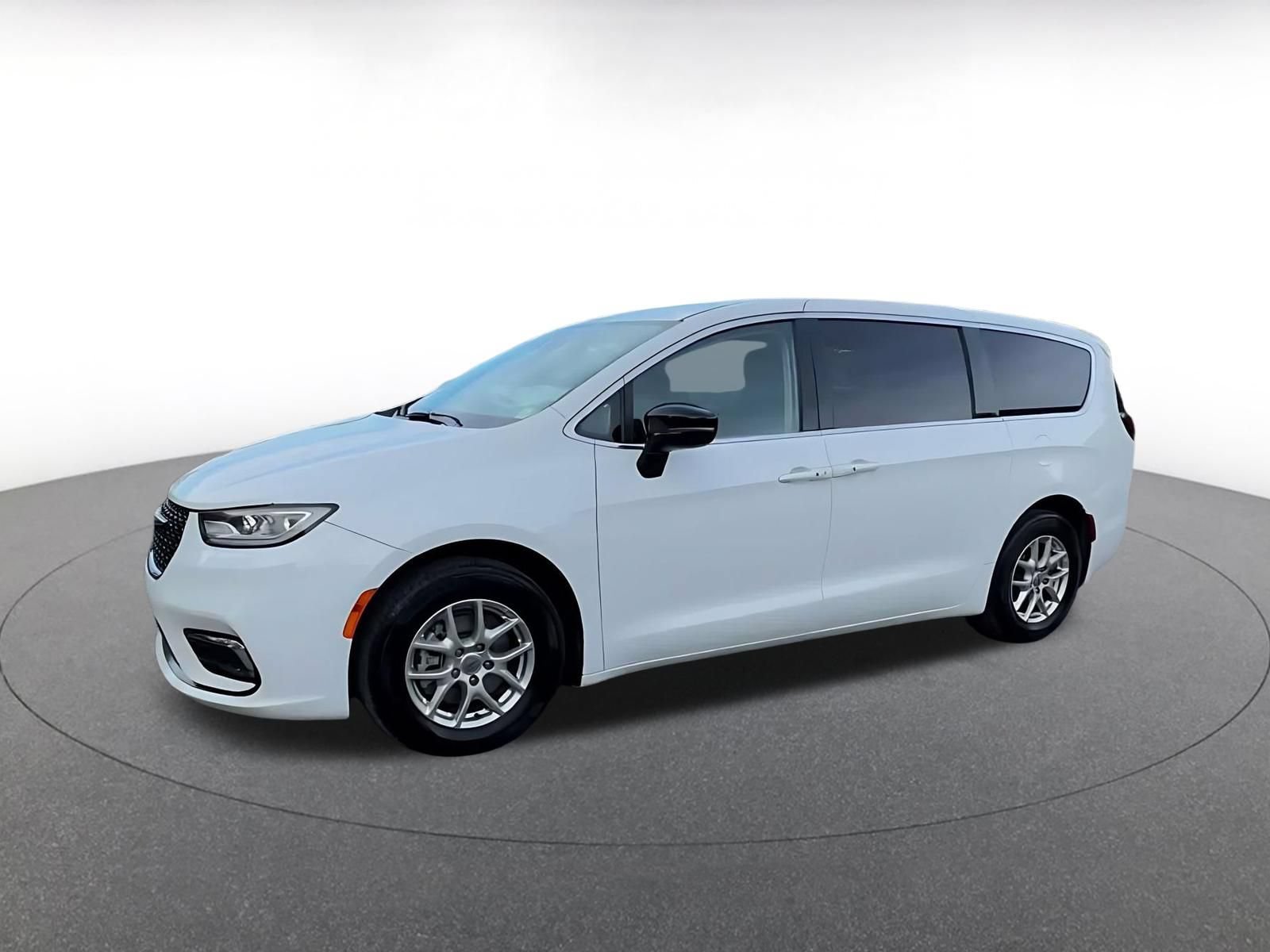 Used 2024 Chrysler Pacifica Touring-L FWD image 7