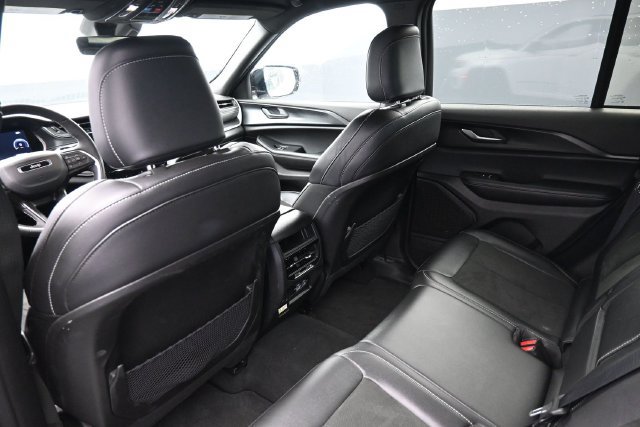 Used 2025 Jeep Grand Cherokee Altitude AWD/4WD image 32
