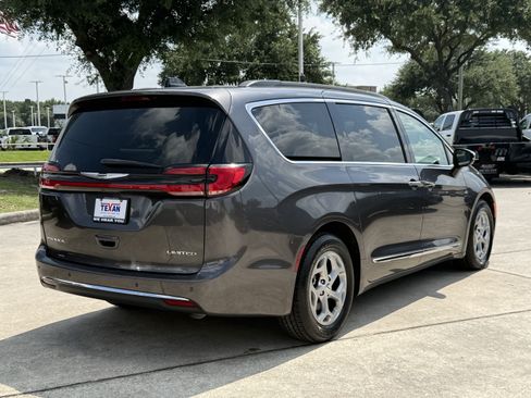 Used 2023 Chrysler Pacifica Limited FWD image 5