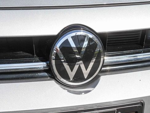 Used 2025 Volkswagen Jetta SE w/ Black Wheel Package image 5