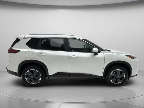 Used 2025 Nissan Rogue SV w/ SV Premium Package AWD/4WD image 3