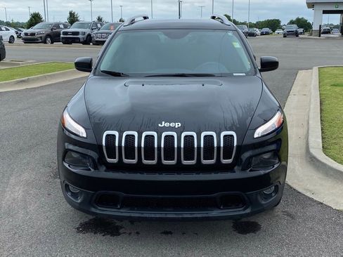 Used 2018 Jeep Cherokee Latitude FWD image 2