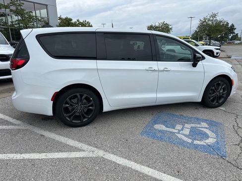 New 2026 Chrysler Pacifica Select image 31
