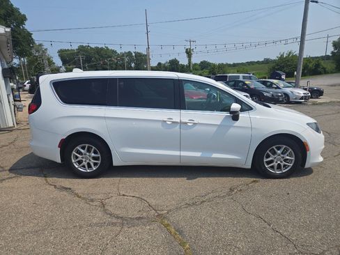 Used 2017 Chrysler Pacifica LX FWD image 9