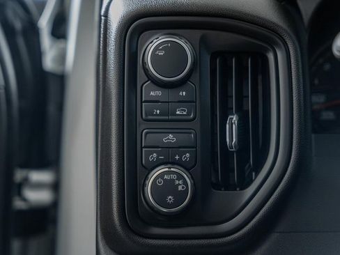 Used 2022 Chevrolet Silverado 1500 Custom image 40