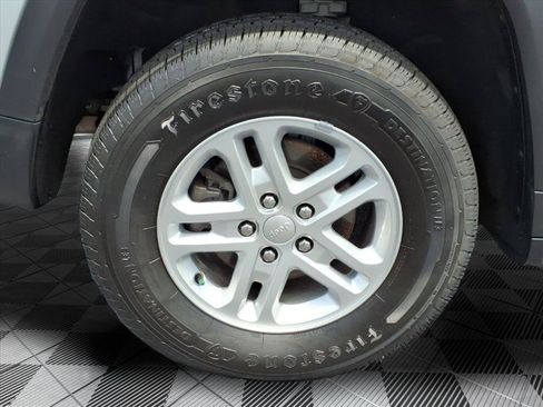 Used 2023 Jeep Grand Cherokee Laredo AWD/4WD image 29