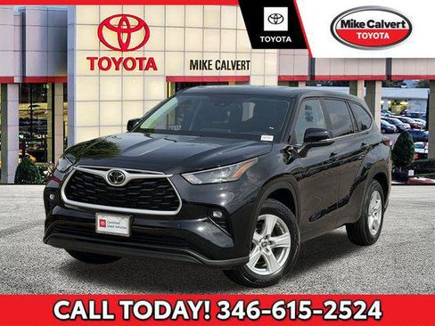 Certified 2025 Toyota Highlander LE FWD image 1