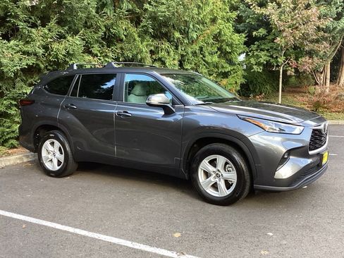 Certified 2024 Toyota Highlander LE image 7