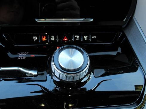 Used 2025 Jeep Wagoneer 4WD image 25