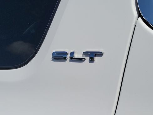 Used 2023 GMC Acadia SLT w/ Preferred Package FWD image 7