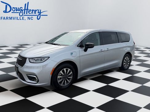 Used 2024 Chrysler Pacifica Limited FWD image 1