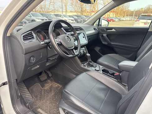 Used 2019 Volkswagen Tiguan SE w/ Panoramic Sunroof Package image 11