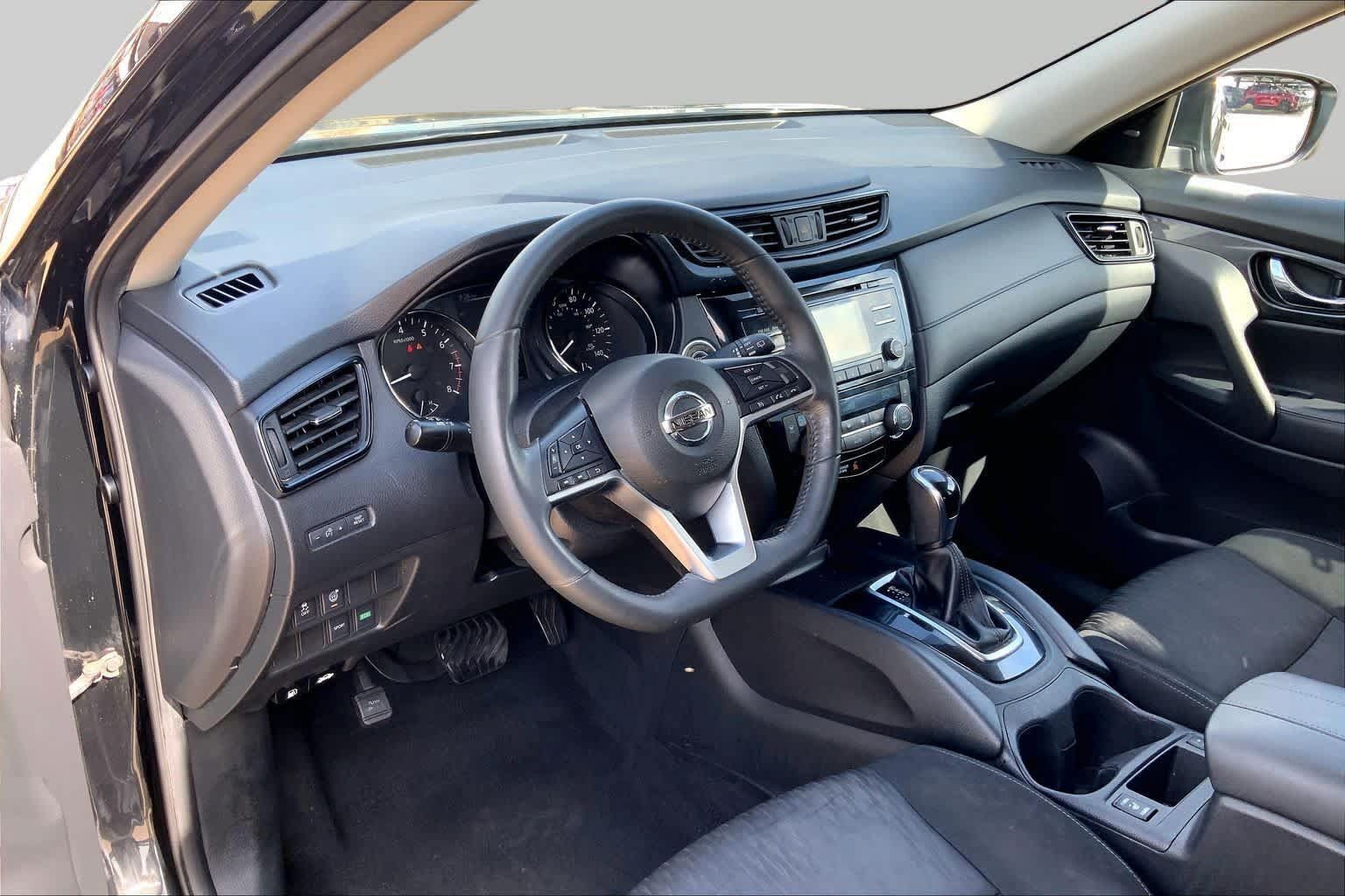 Used 2017 Nissan Rogue SV FWD image 16
