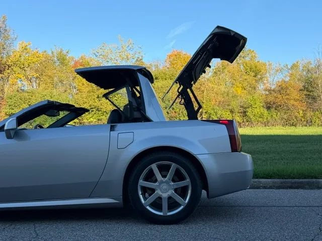 Used 2004 Cadillac XLR RWD image 10