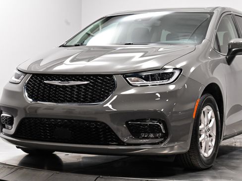 Used 2023 Chrysler Pacifica Touring-L w/ Uconnect Theater Family Group FWD image 14