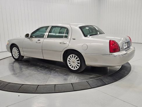 Used 2005 Lincoln Town Car Signature Limited image 3