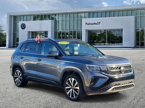Certified 2022 Volkswagen Taos SE image 3