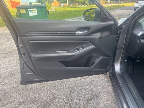 Used 2025 Nissan Altima 2.5 SV FWD image 18