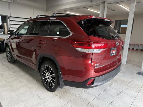Used 2018 Toyota Highlander SE image 2