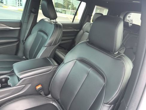 Used 2025 Jeep Grand Cherokee L Limited w/ Black Appearance Package AWD/4WD image 12