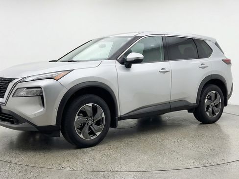 Used 2025 Nissan Rogue SV image 3