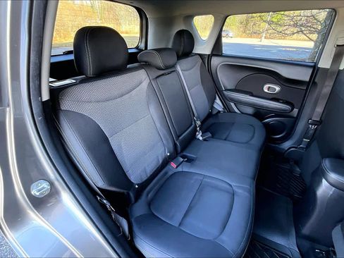 Used 2018 Kia Soul + image 19