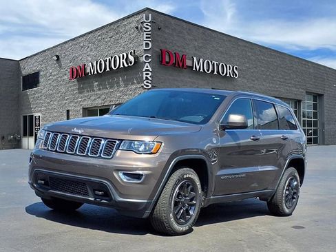 Used 2020 Jeep Grand Cherokee Laredo image 1