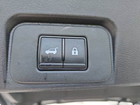 Used 2025 Nissan Rogue SV FWD image 13