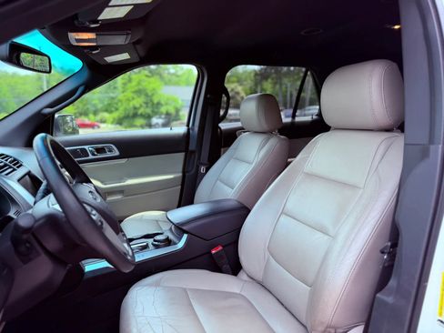 Used 2015 Ford Explorer XLT w/ Equipment Group 202B AWD/4WD image 12