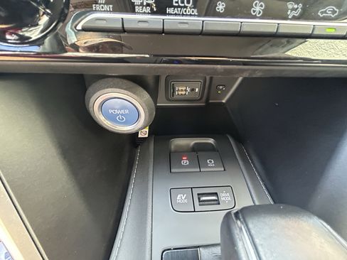 Certified 2021 Toyota Venza LE image 25