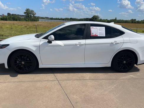 Used 2025 Toyota Camry SE FWD image 5