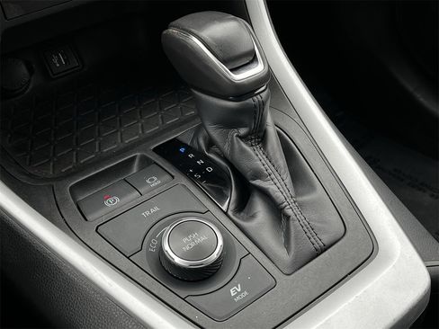 Used 2023 Toyota RAV4 XLE Premium image 17