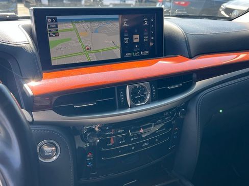 Used 2019 Lexus LX 570 4WD w/ Luxury Package image 19