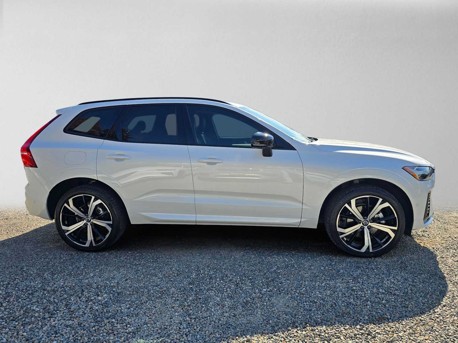Used 2024 Volvo XC60 B5 Ultimate w/ Protection Package Premier AWD/4WD image 2