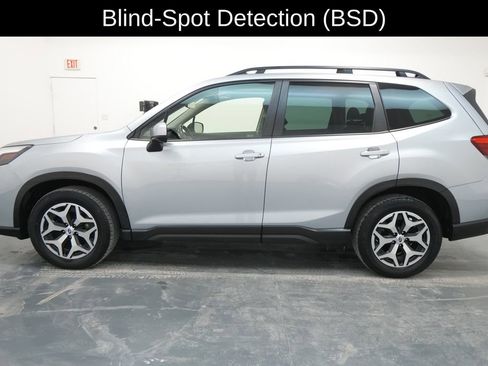 Used 2023 Subaru Forester Premium image 4