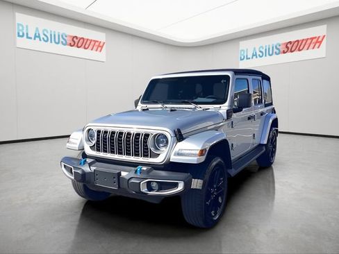 Used 2024 Jeep Wrangler Unlimited Sahara AWD/4WD image 7