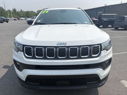 Used 2024 Jeep Compass Latitude AWD/4WD image 9