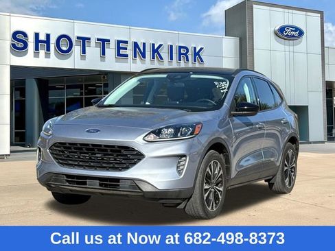 Used 2022 Ford Escape SE w/ SE Sport Appearance Package image 3