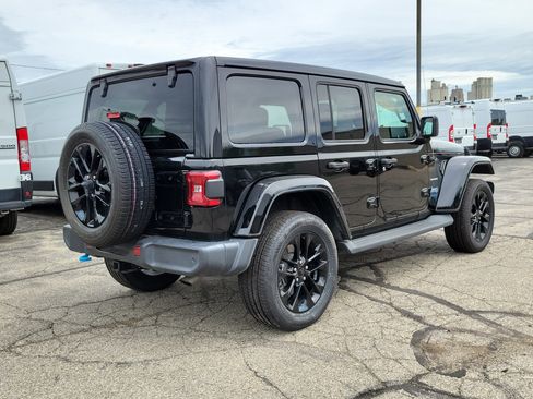 Used 2022 Jeep Wrangler Unlimited Sahara w/ Cold Weather Group AWD/4WD image 4