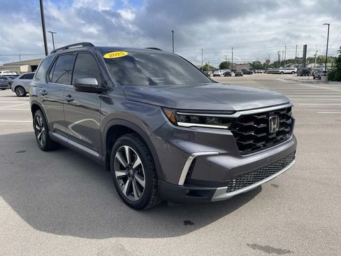 Used 2025 Honda Pilot Touring image 7