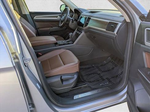 Used 2023 Volkswagen Atlas SE w/ Panoramic Sunroof Package image 24