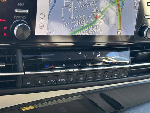 Used 2023 Toyota Sienna Platinum image 5