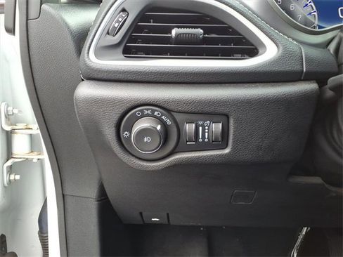 Certified 2021 Chrysler Pacifica Touring-L w/ Uconnect Theater Family Group image 17