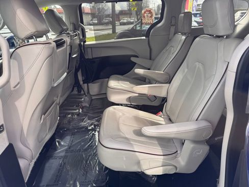 Used 2017 Chrysler Pacifica Limited image 18