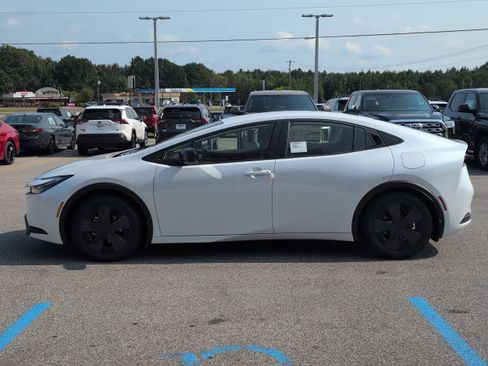 New 2026 Toyota Prius LE image 2