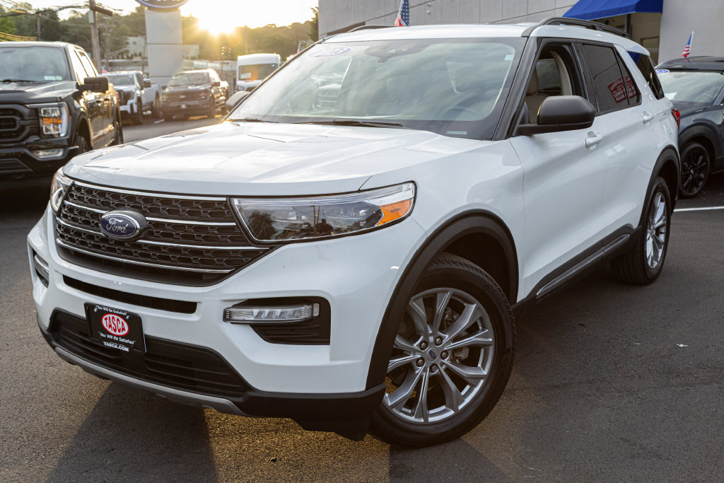 Used 2023 Ford Explorer XLT w/ Equipment Group 202A AWD/4WD image 1